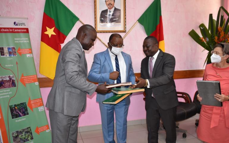 Signature du Protocole d&#039;Accord entre les sociétés Cameroon Golden Cocoa et Cocoa Valley  relatif à la fixation du prix minimum d&#039;achat du cacao bord champ pour la campagne 2021/2022